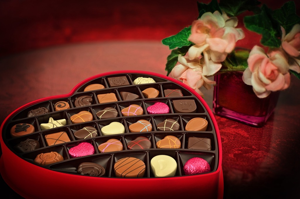 Une boîte de chocolats en forme de cœur 